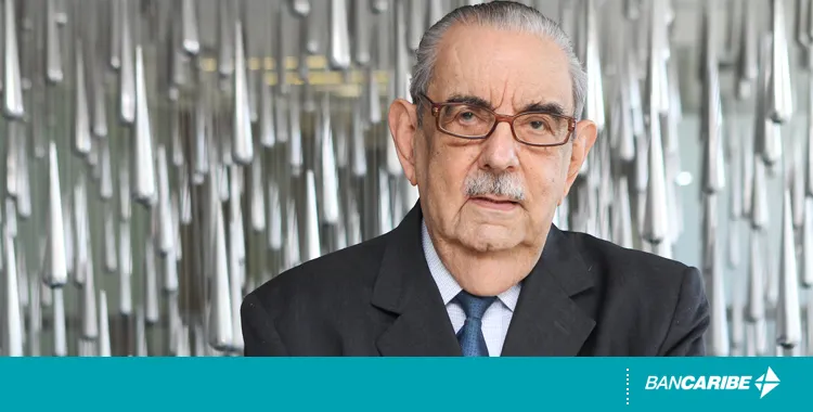 Bancaribe reconoce la labor de Carlos Garrido, por sus dos décadas de labores en la mediación entre el banco y los clientes